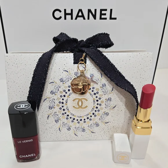 CHANEL MAKEUP BUNDLE:922 PASSION PINK Lip Balm+153 POMPIER Nail Polish New - Picture 1 of 12